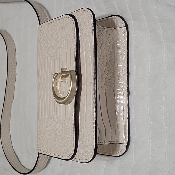 Guess Crossbody Purse - Picture 4 of 9